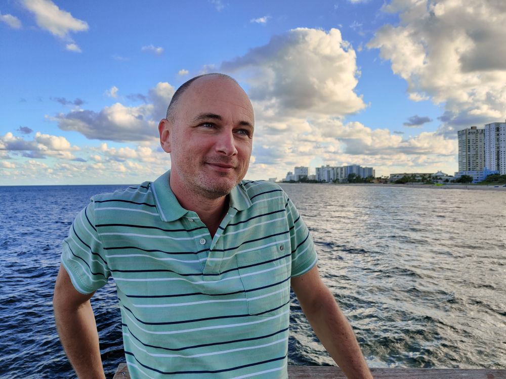 Dupai István pózol és mosolyog egy mólón West Palm Beach-en